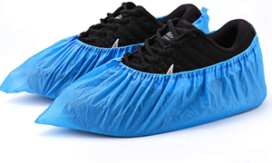 使い捨ての青い雨のプラスチック製の靴カバー